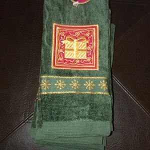 Linens N Things Holiday fingertip towel.